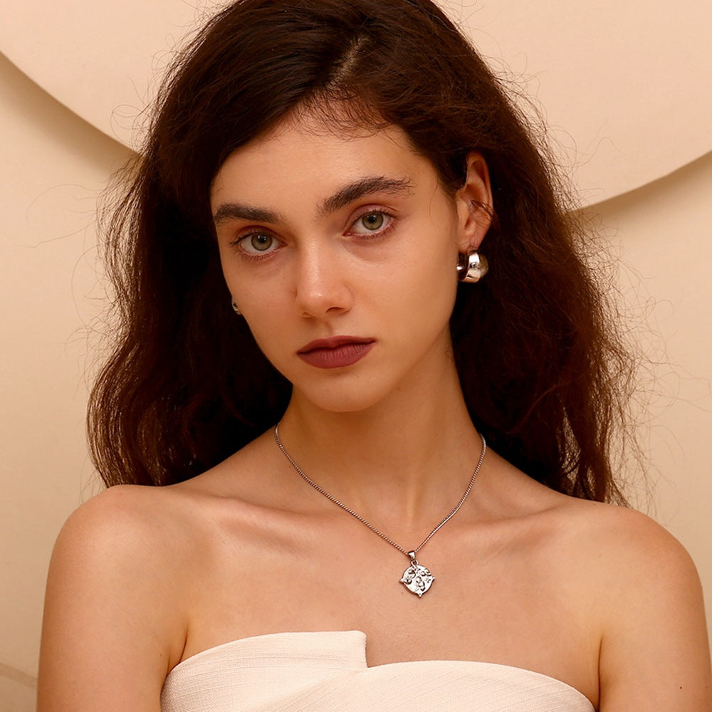 European and American temperament retro niche design necklace stainless steel plated 18K gold side chain round sticky diamond tarot female